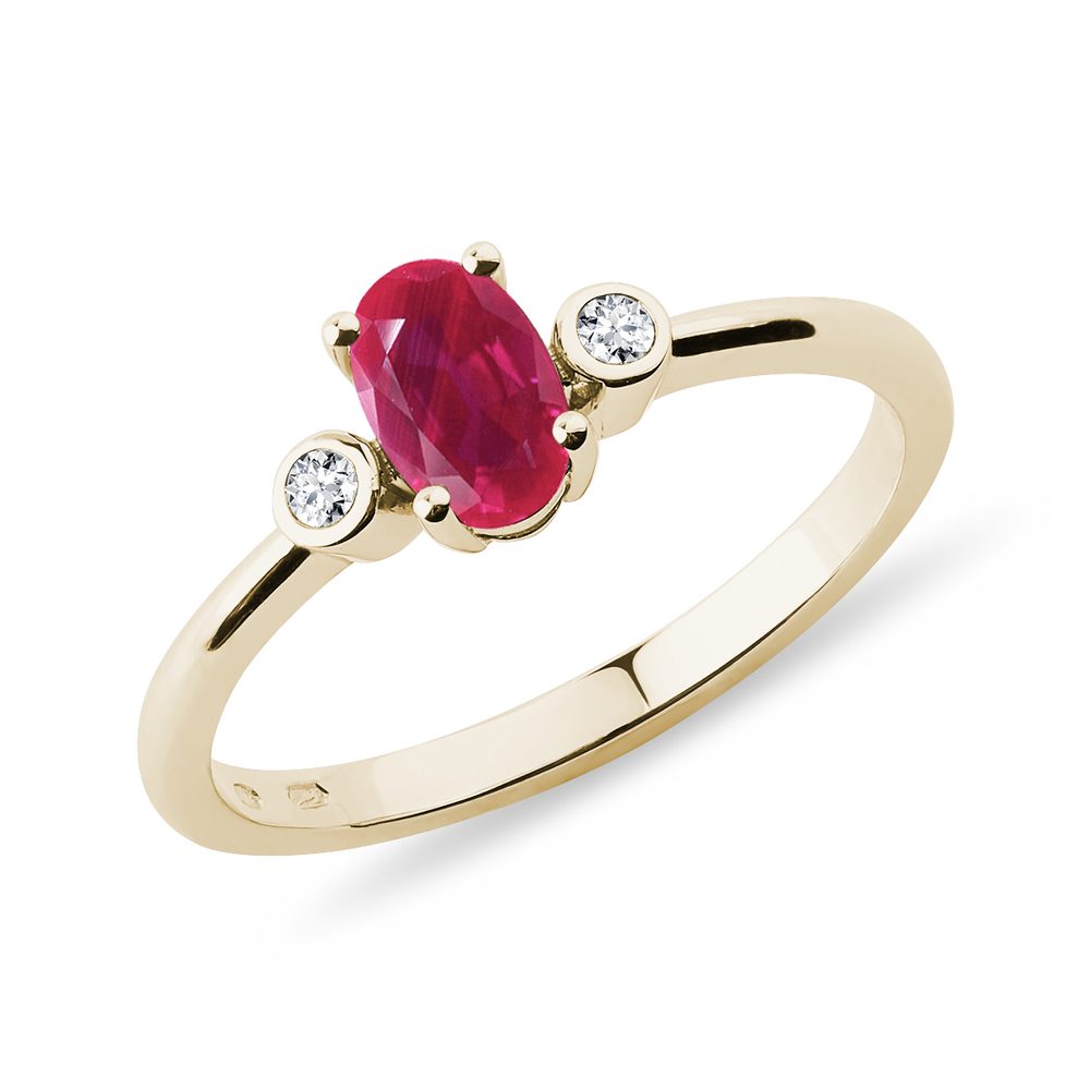 E-shop Zlatý prsten s oválným rubínem a bezel diamanty