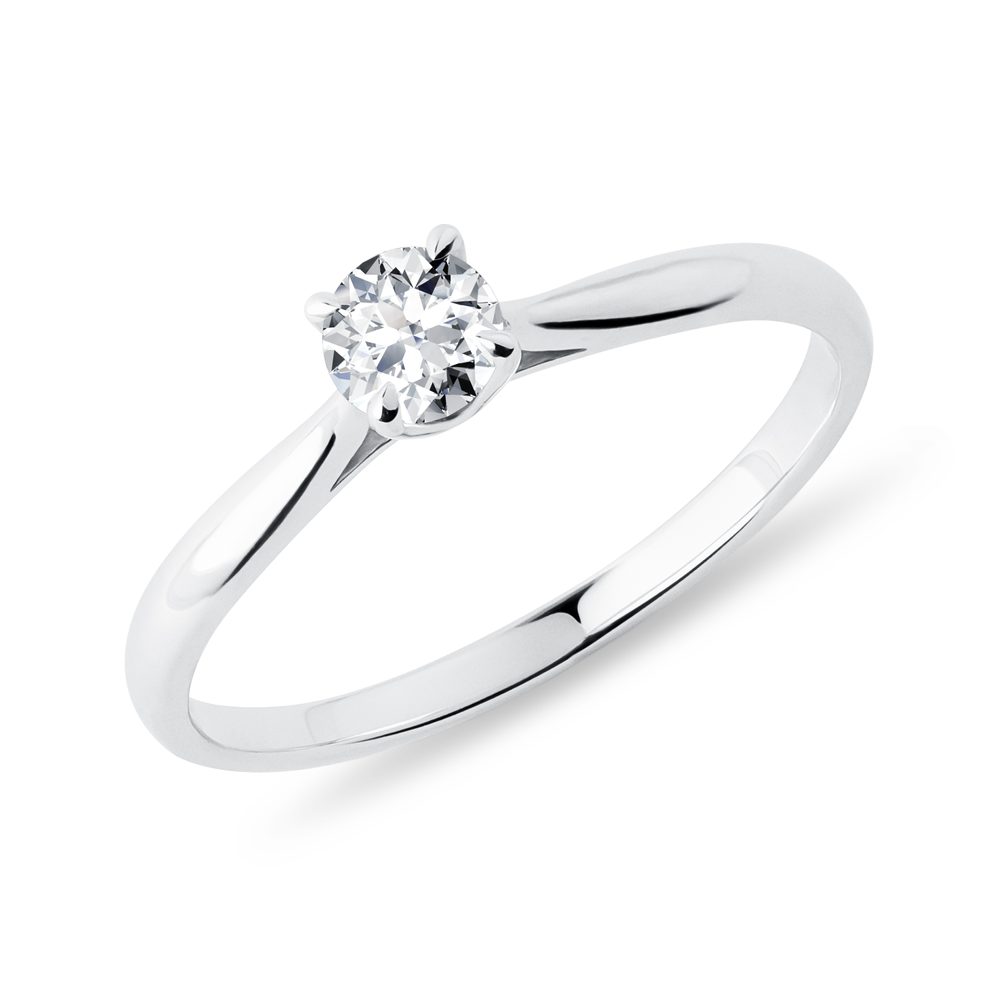 Jemný prsten v bílém zlatě s briliantem KLENOTA