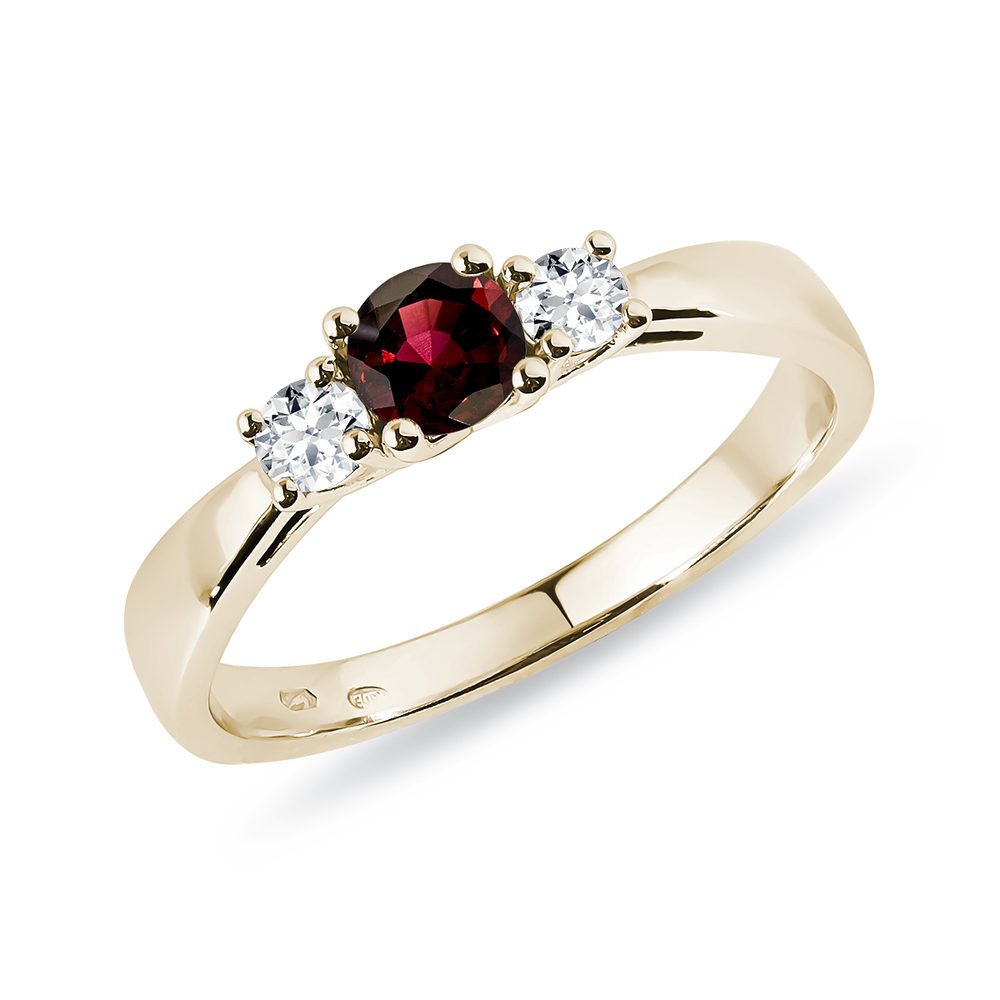 E-shop Granátový prsten s diamanty ve žlutém zlatě