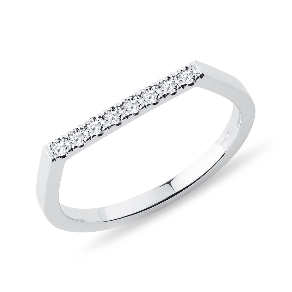 E-shop Prsten z bílého zlata s rovnou řádkou diamantů