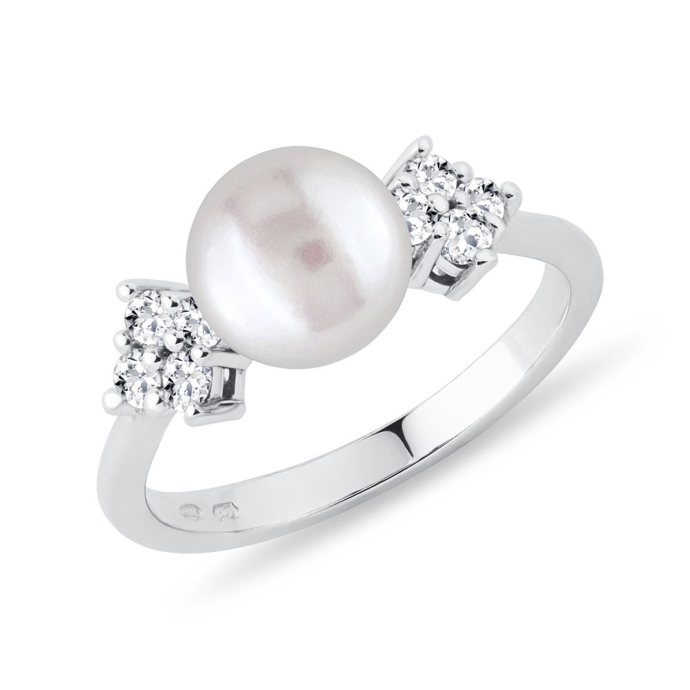 E-shop Perlový prsten s diamanty v bílém 14k zlatě