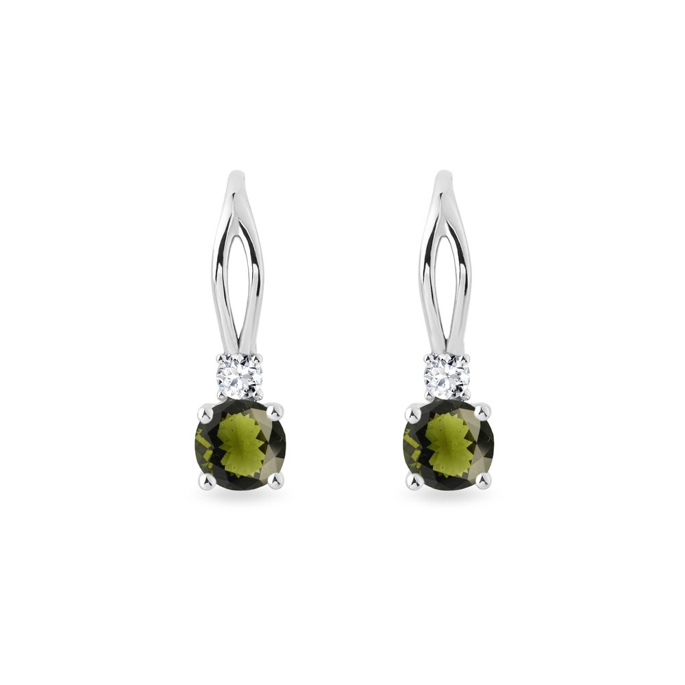 Visací náušnice s kulatými vltavíny v bílém 14k zlatě KLENOTA