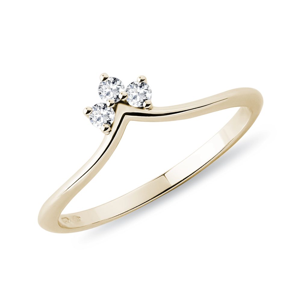E-shop Chevron prsten ze žlutého zlata se třemi diamanty