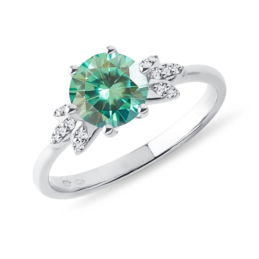 Prsten z bílého zlata s diamanty a zeleným moissanitem KLENOTA