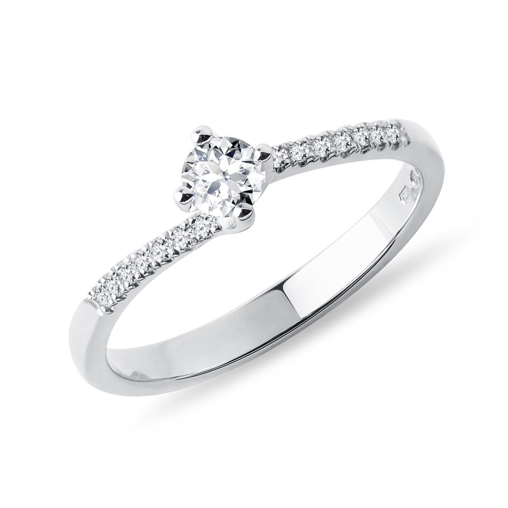 Moderní zásnubní prsten s diamanty v bílém zlatě KLENOTA
