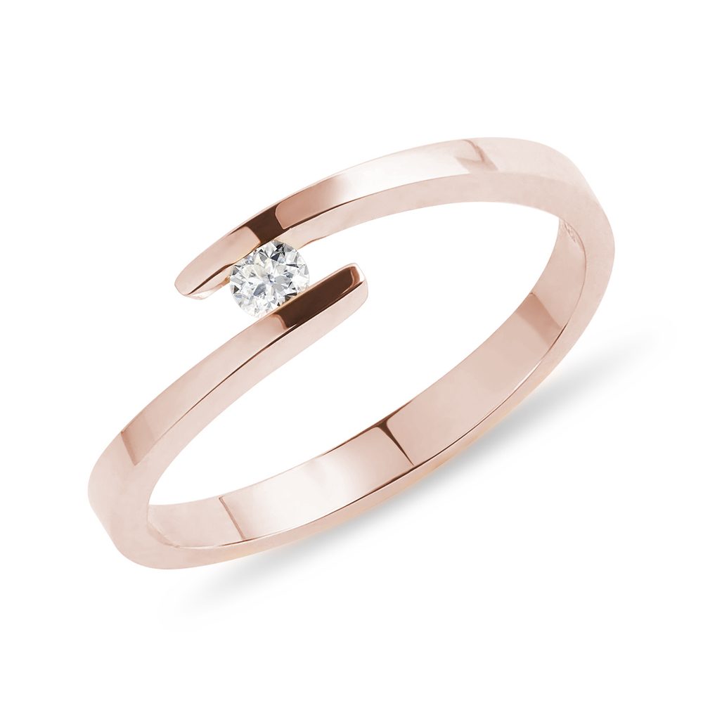 E-shop Asymetrický prsten s briliantem v růžovém zlatě