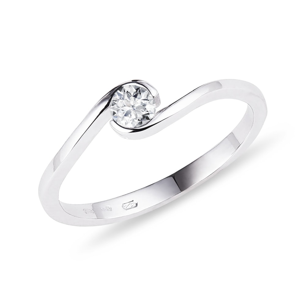E-shop Asymetrický prsten s diamantem v bílém zlatě