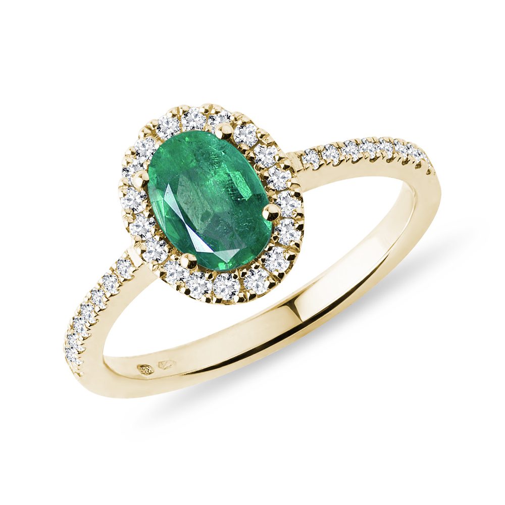 E-shop Prsten s oválným smaragdem a brilianty ve zlatě