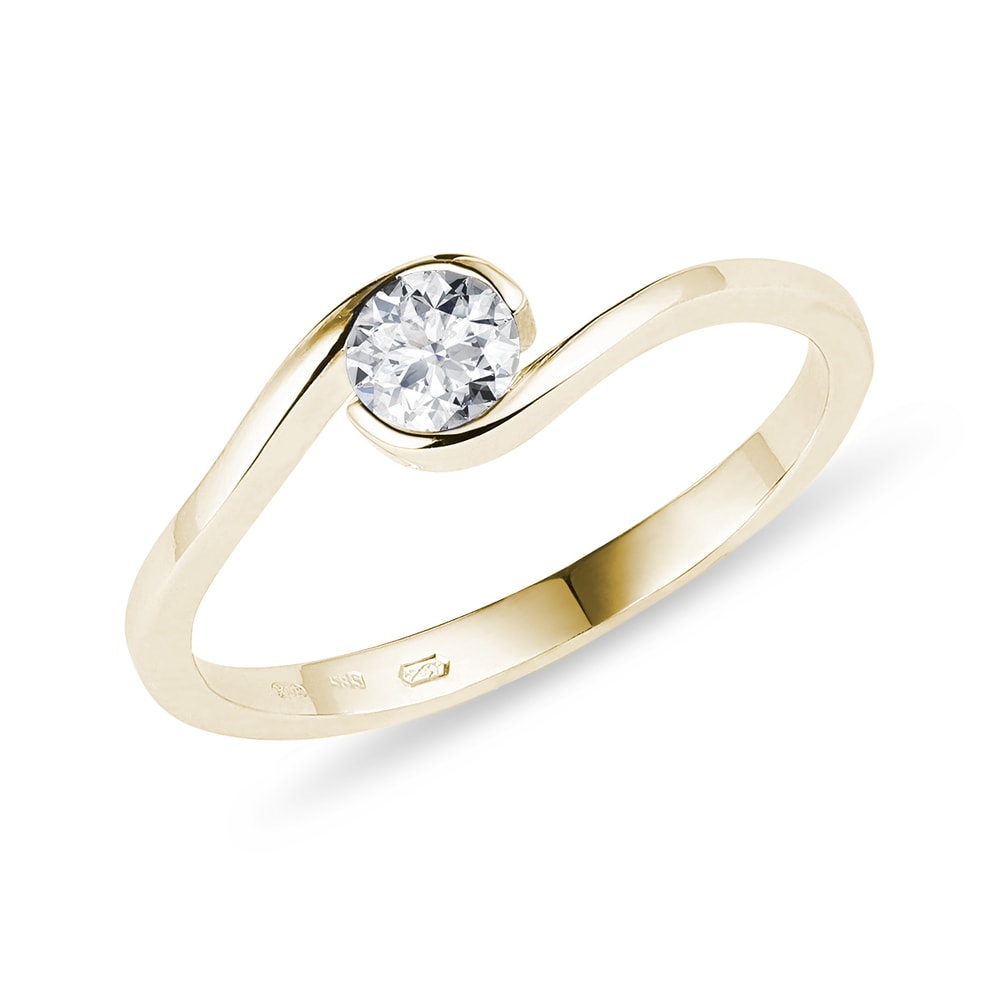 E-shop Asymetrický prsten ve žlutém zlatě s briliantem