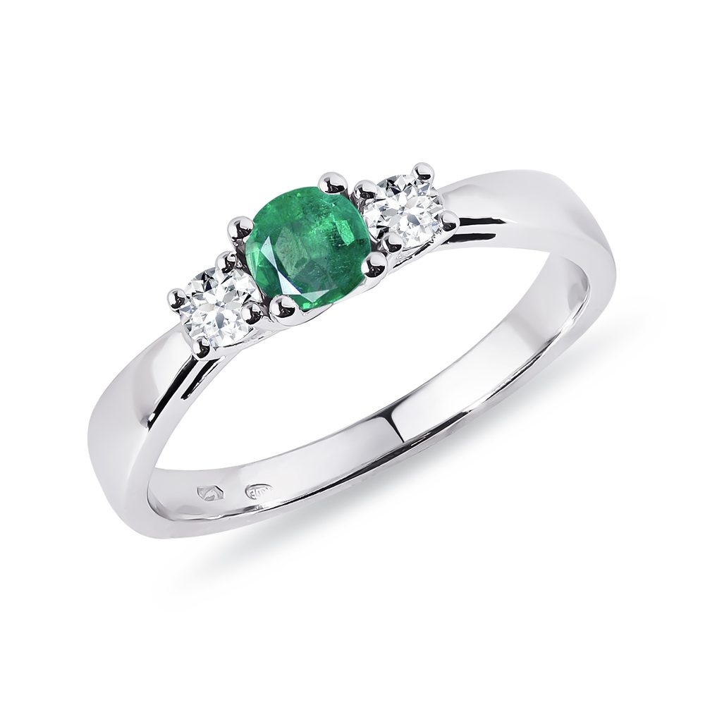 E-shop Smaragdový prsten s diamanty v bílém zlatě