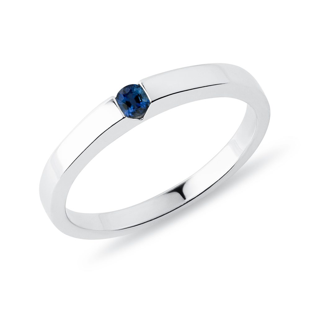 Prsten z bílého 14k zlata s kulatým safírem KLENOTA