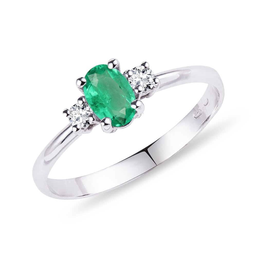 E-shop Prsten se smaragdem a diamanty z bílého zlata