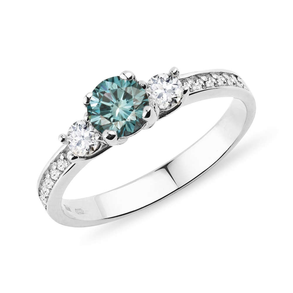 E-shop Prsten s modrým a bílými diamanty v bílém zlatě