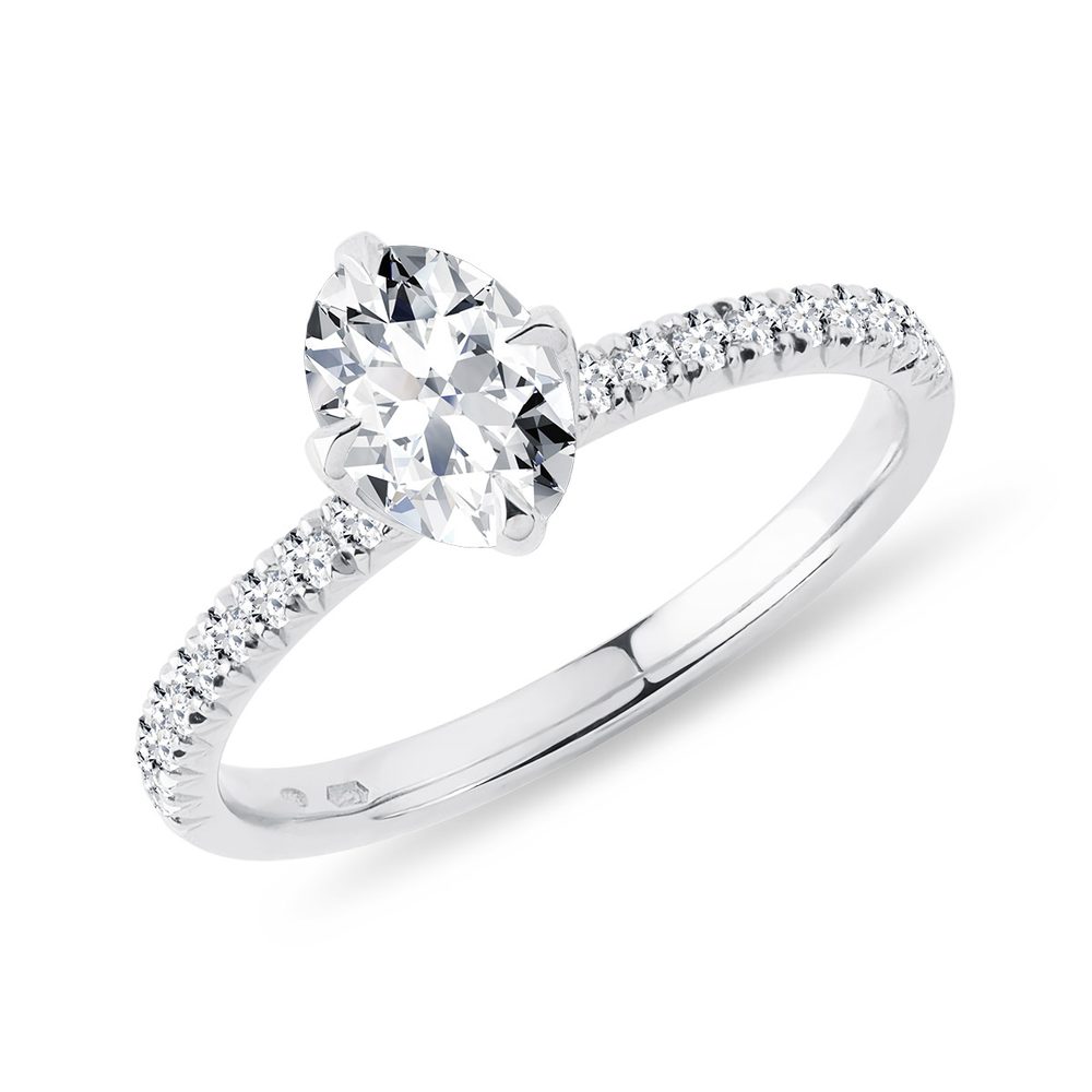 E-shop Prsten s oválným diamantem a brilianty v bílém zlatě