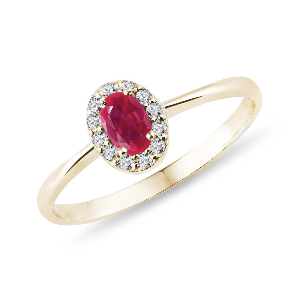 E-shop Halo prsten s oválným rubínem a diamanty ve zlatě