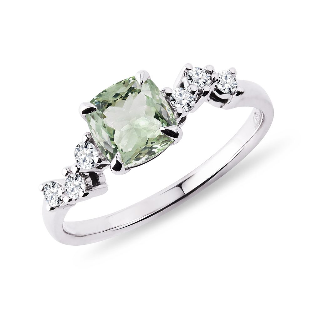 Prsten se zeleným ametystem a diamanty v bílém zlatě KLENOTA