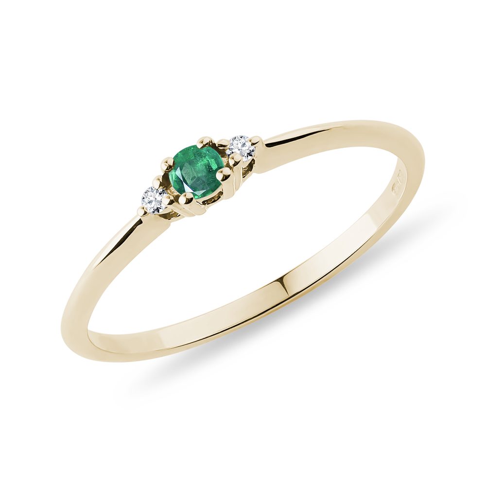 E-shop Jemný zlatý prsten se smaragdem a diamanty