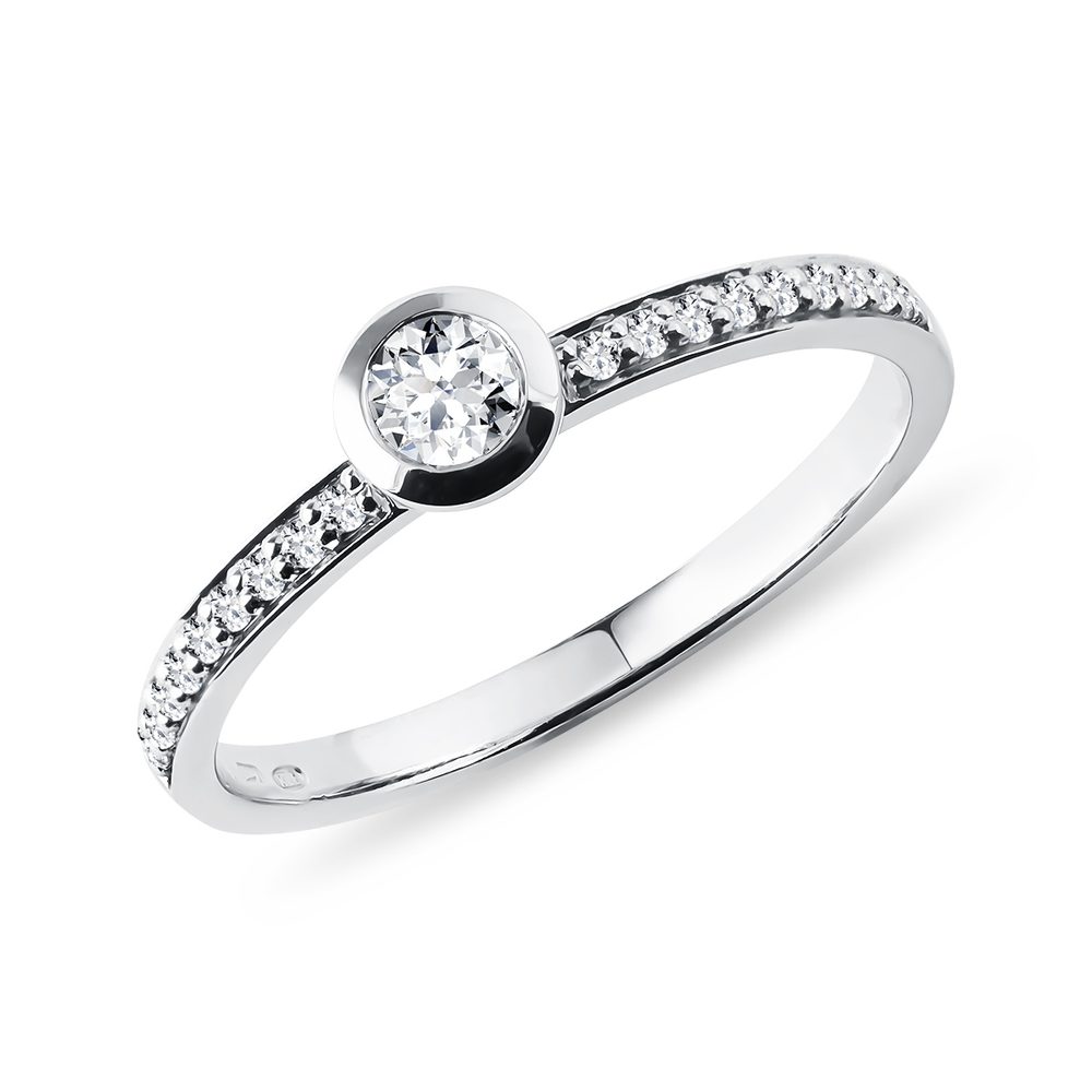 E-shop Bezel zásnubní prsten s diamanty v bílém zlatě