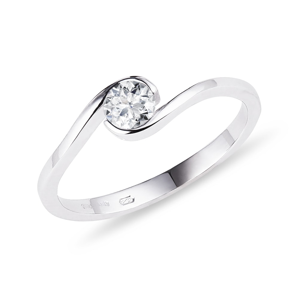 E-shop Zlatý prsten s nápaditě zasazeným diamantem