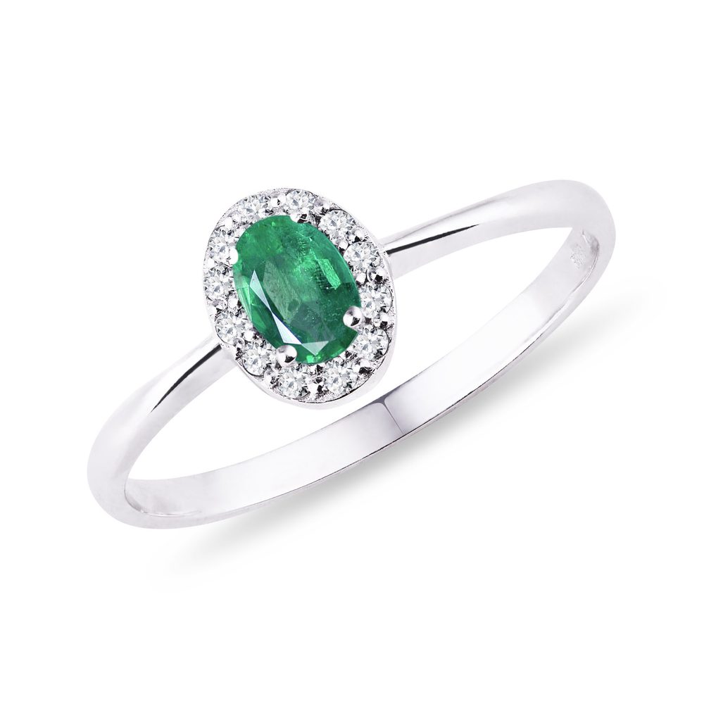 E-shop Prsten s oválným smaragdem a diamanty v bílém zlatě