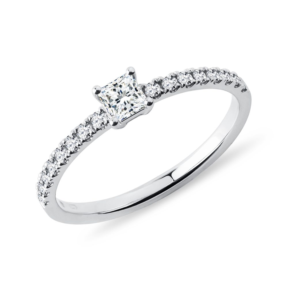 E-shop Prsten s diamantem princess a brilianty v bílém zlatě