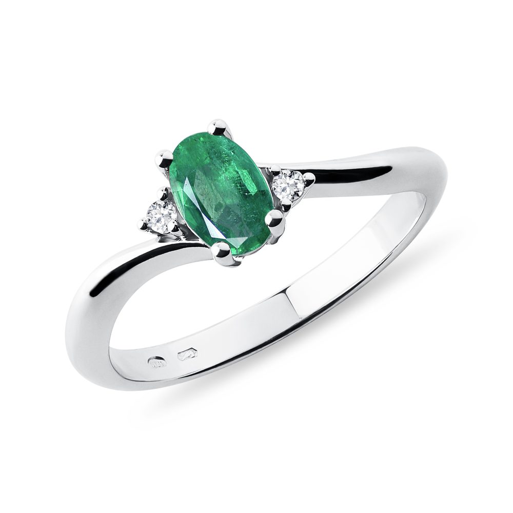 E-shop Smaragdový prsten s diamanty z bílého zlata