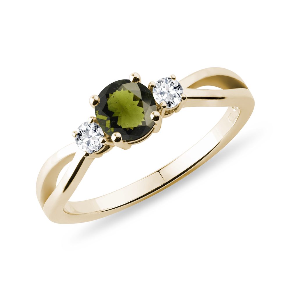 E-shop Zlatý prsten s kulatým vltavínem a brilianty