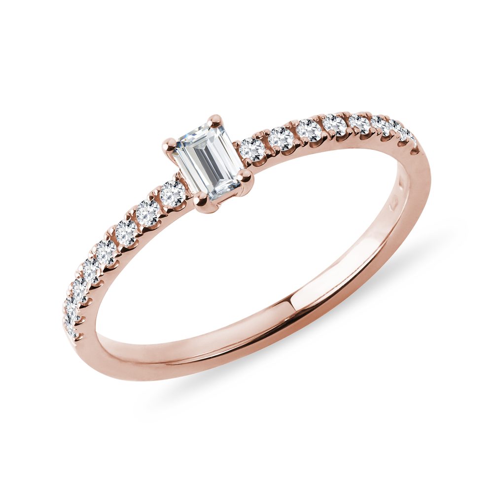 E-shop Prsten s emerald a kulatými diamanty v růžovém zlatě