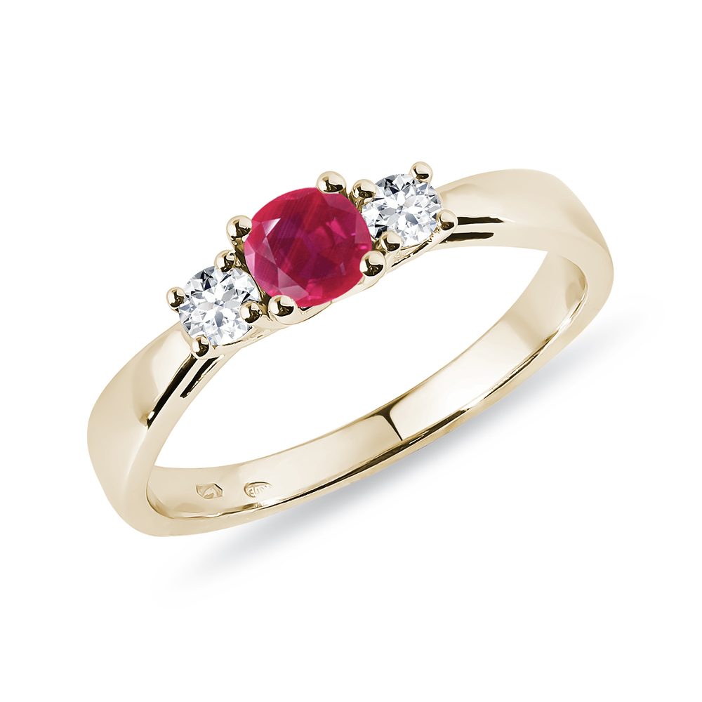 E-shop Rubínový prsten s diamanty ve žlutém zlatě