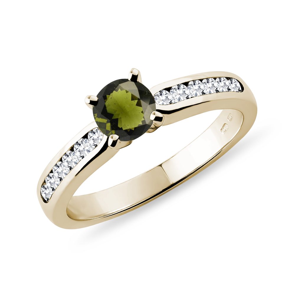 Masivní prsten s vltavínem a diamanty ve žlutém zlatě KLENOTA