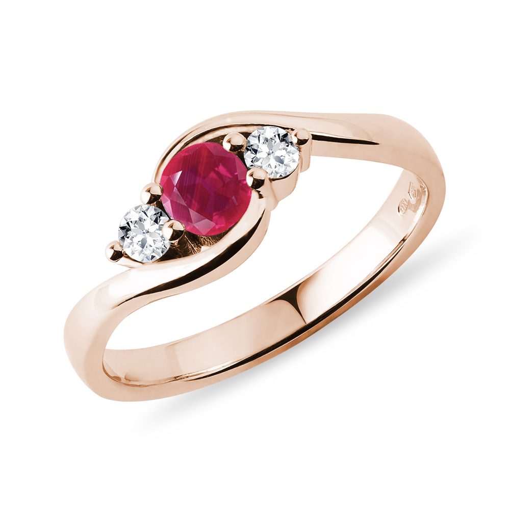 E-shop Prsten s rubínem a brilianty v růžovém zlatě