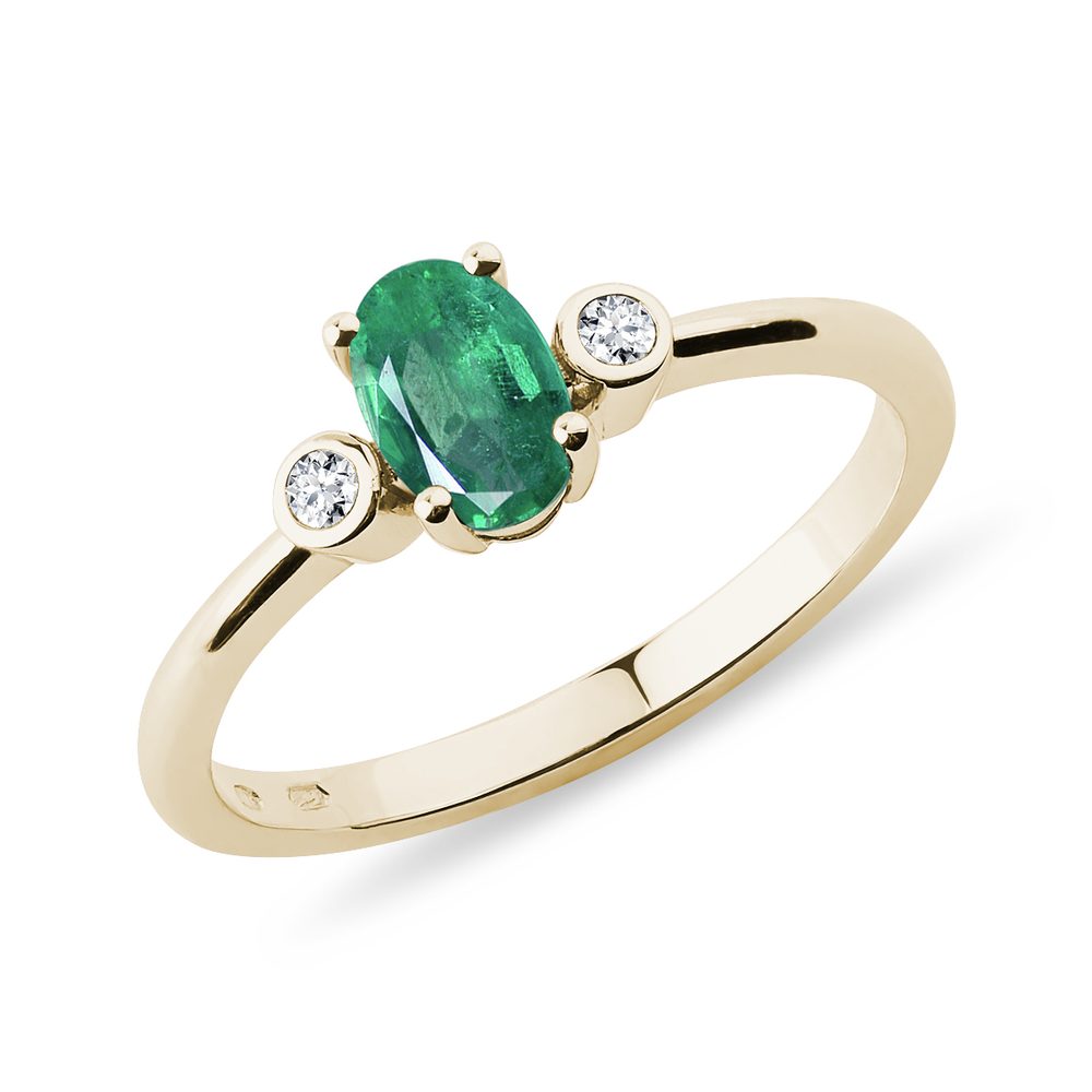 E-shop Zlatý prsten s oválným smaragdem a bezel diamanty