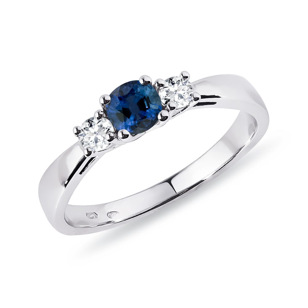 E-shop Safírový prsten s diamanty v bílém zlatě