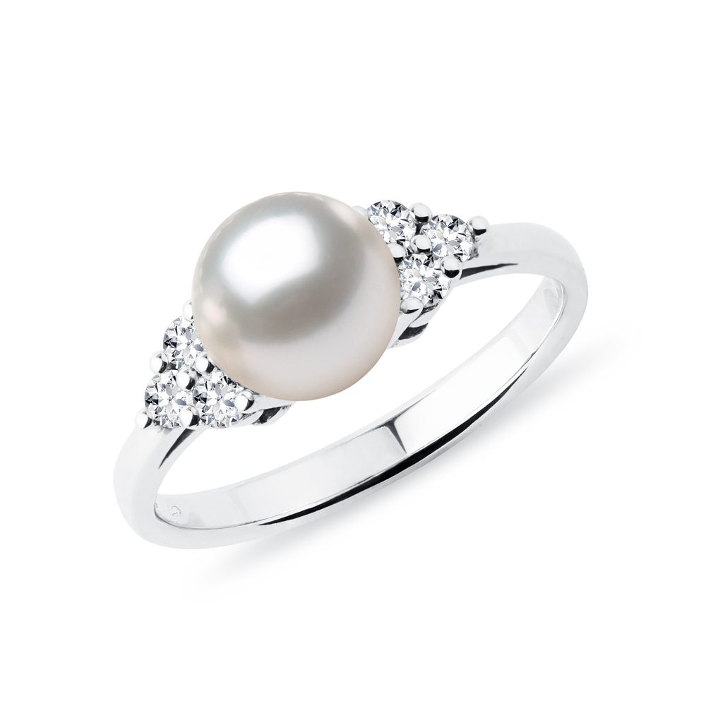 E-shop Prsten s Akoya perlou a brilianty v bílém zlatě