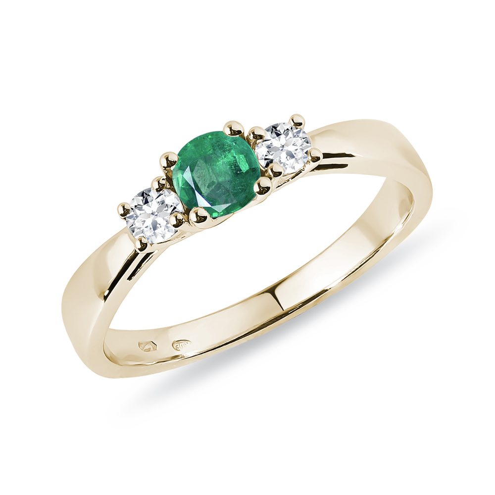 E-shop Smaragdový prsten s diamanty ve žlutém zlatě
