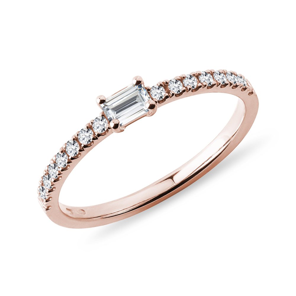 E-shop Prsten s emerald i kulatými diamanty v růžovém zlatě