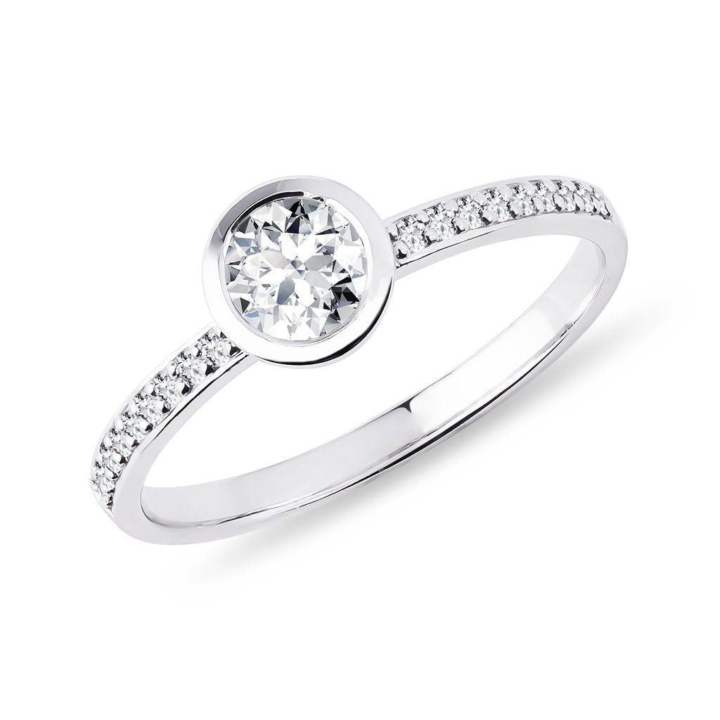 Bezel diamond engagement ring in white gold | KLENOTA