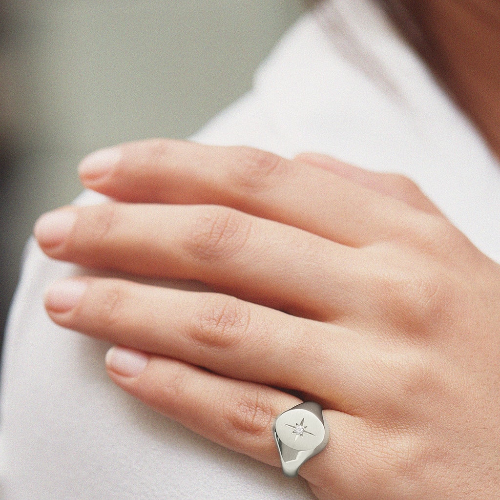Pečetní prsten z bílého zlata s diamantem | KLENOTA