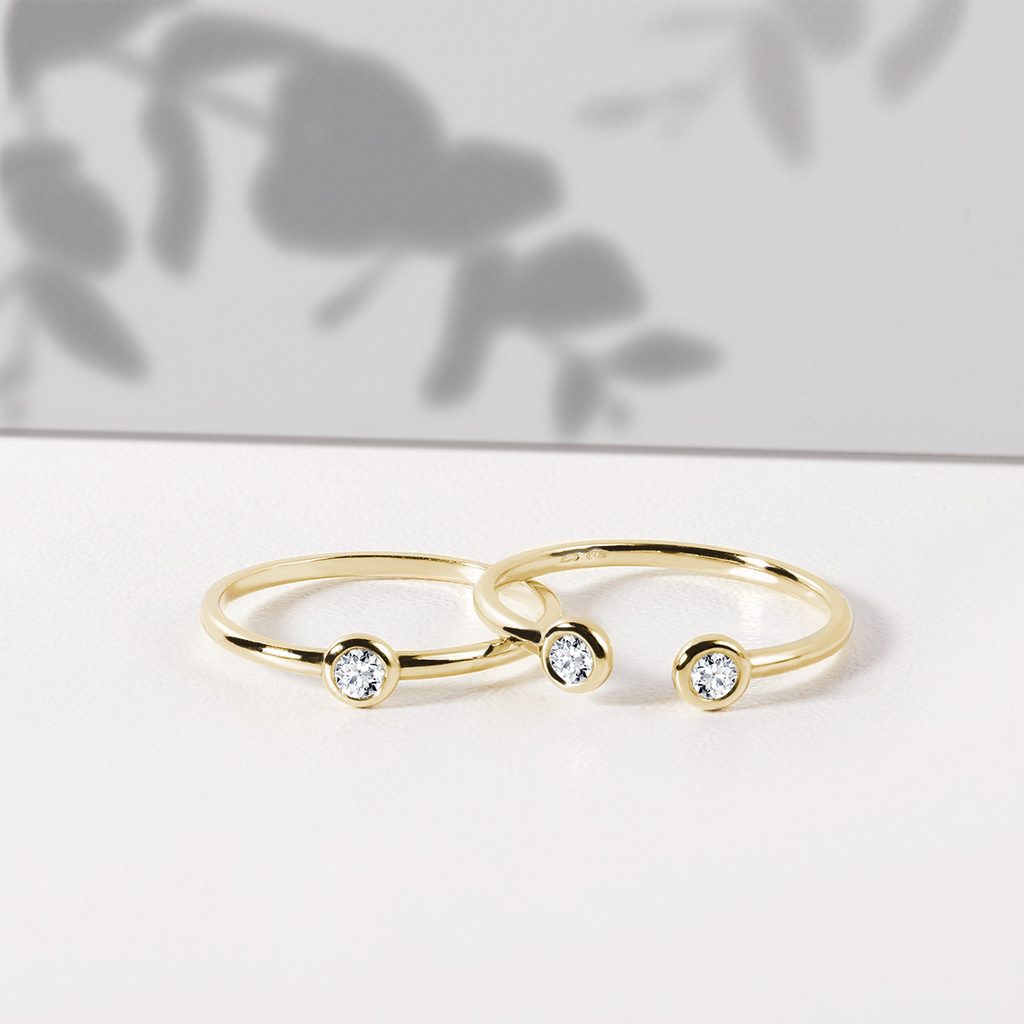 Otevřený zlatý prsten s bezel diamanty | KLENOTA