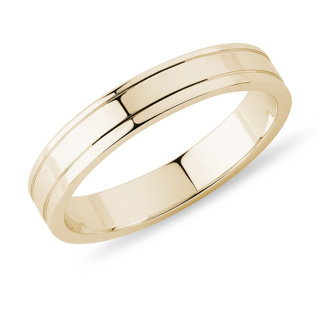 Men's wedding ring in yellow gold with engraved lines
