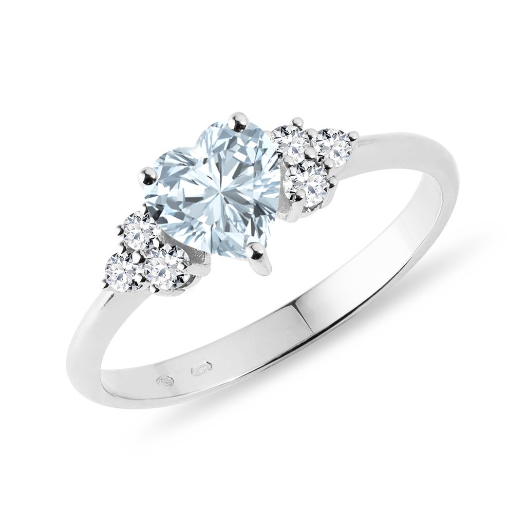 Heart shaped aquamarine in ring in white gold | KLENOTA