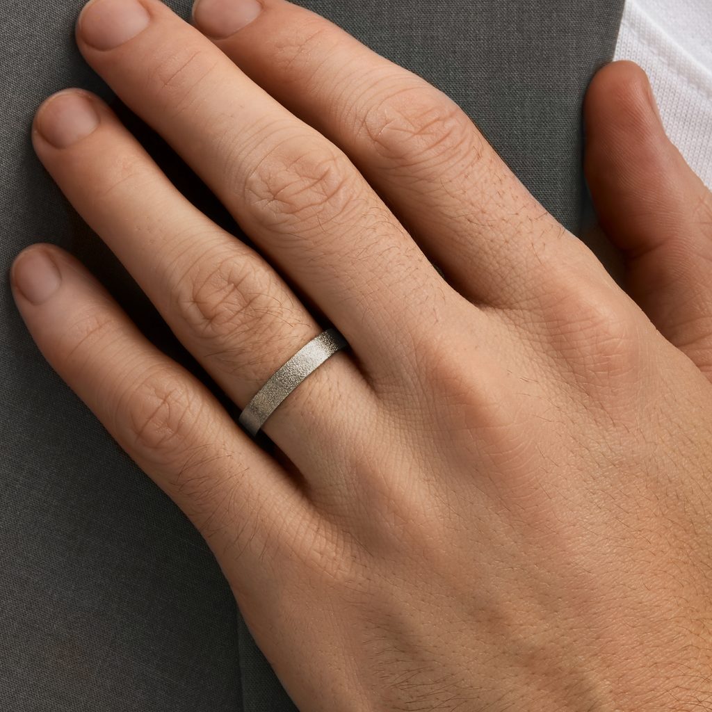 Men's satin finish wedding ring in white gold | KLENOTA