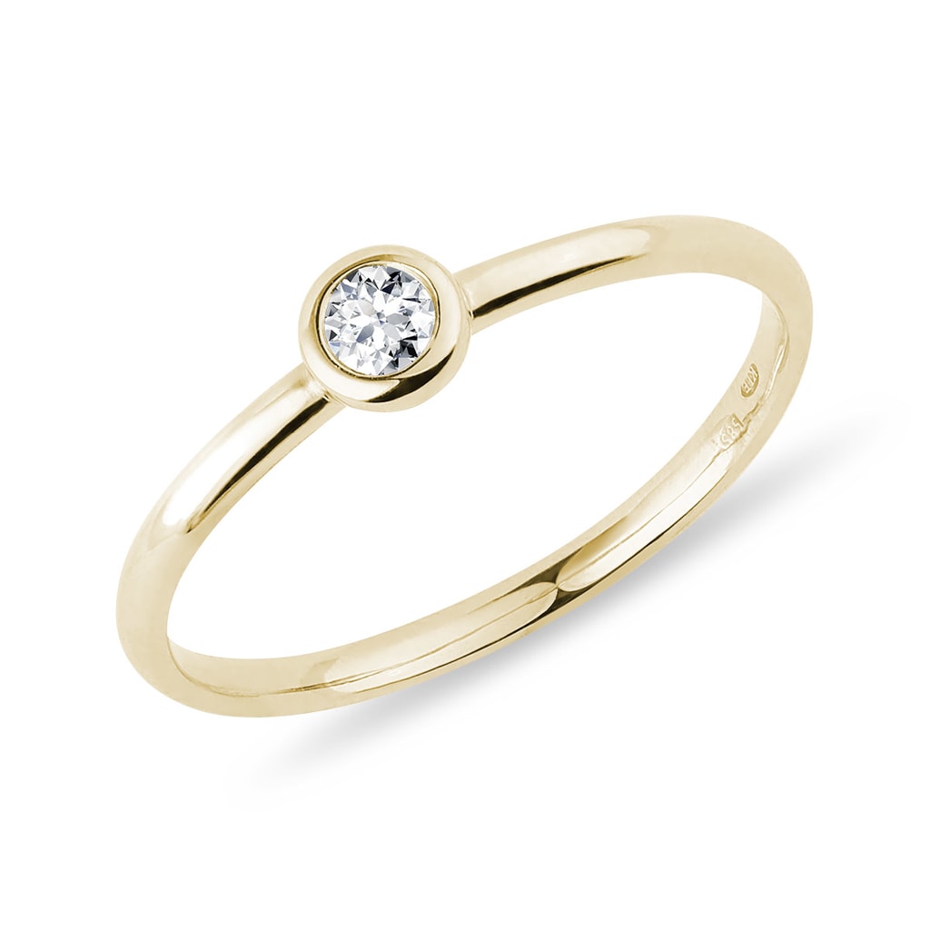 Zlatý bezel prsten s briliantem | KLENOTA