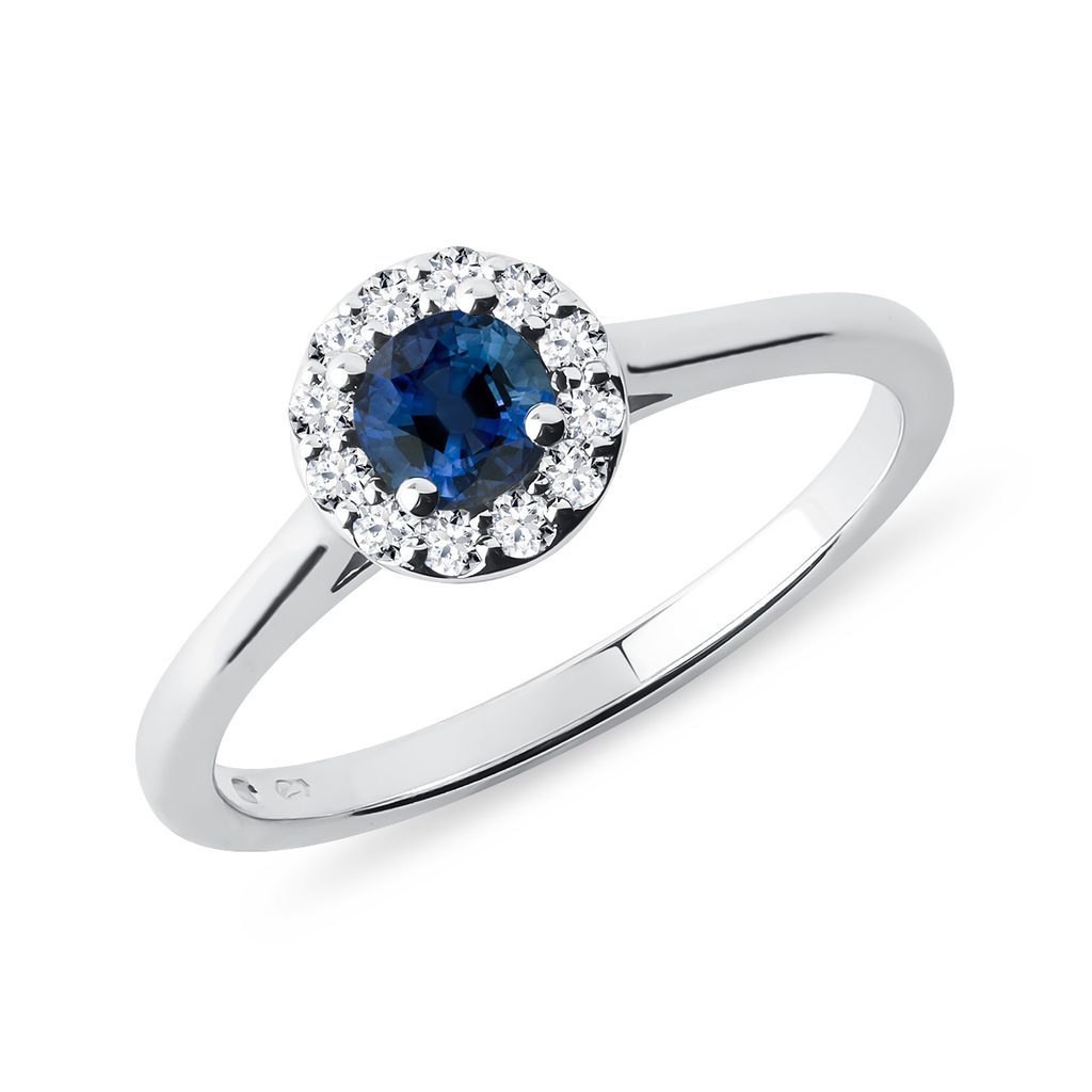 Halo-Ring mit blauem Saphir und Diamanten in Weißgold | KLENOTA