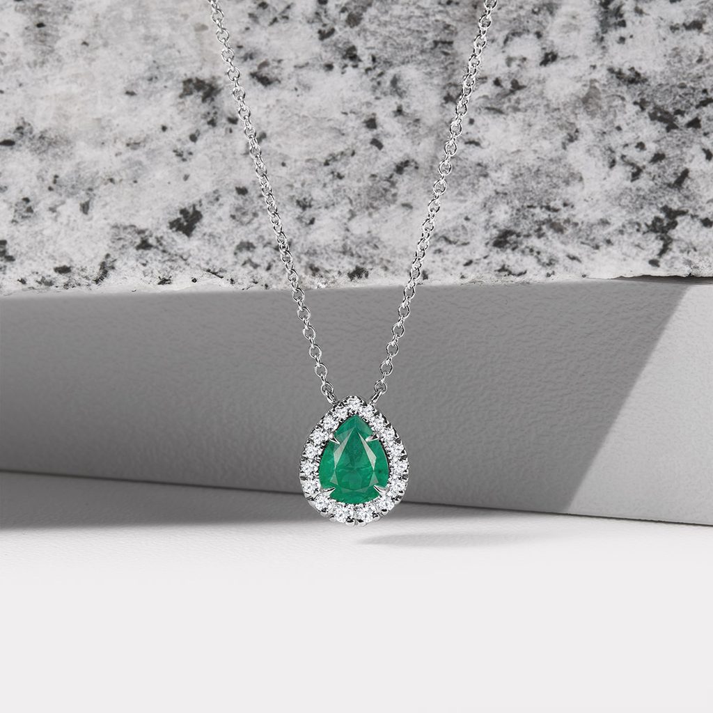 Elegantní diamantový náhrdelník se smaragdem v bílém zlatě | KLENOTA