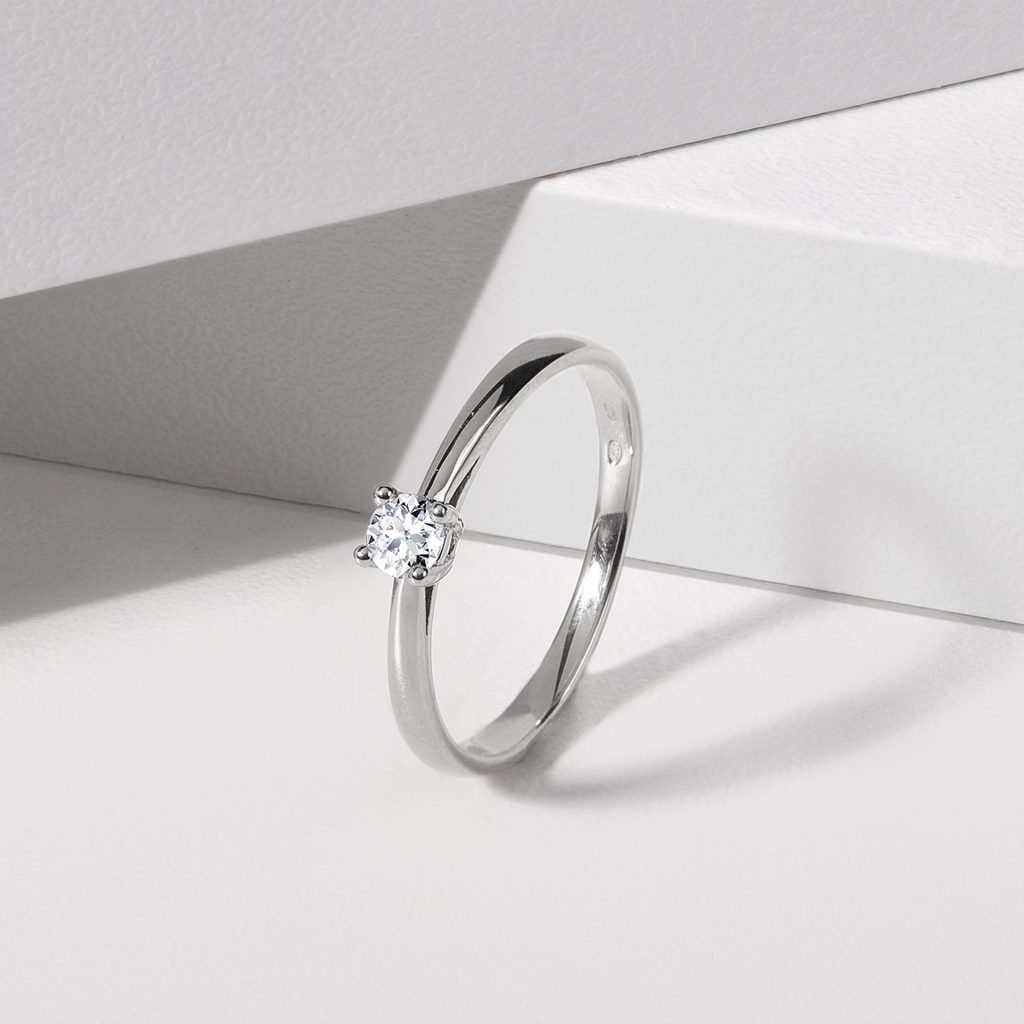 Engagement diamond ring in white gold | KLENOTA