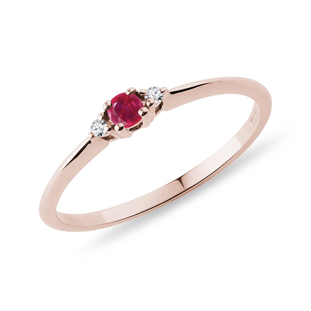 Jemný prsten s rubínem a diamanty v růžovém zlatě | KLENOTA