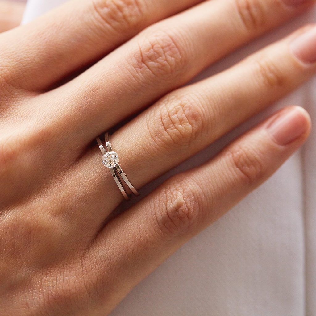 Výrazný prsten z bílého zlata s 0,35ct diamantem | KLENOTA
