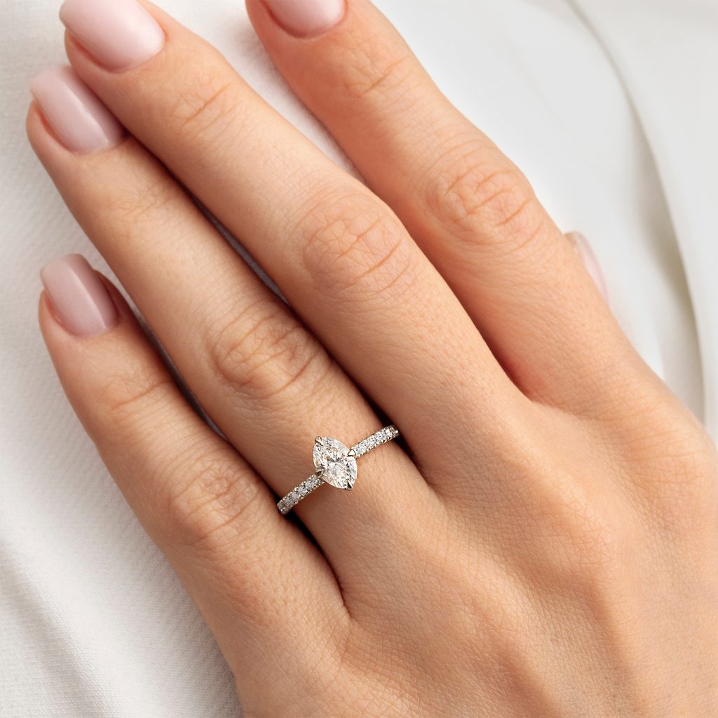 Diamant Verlobungsring mit ovalem Schliff in Weißgold | KLENOTA
