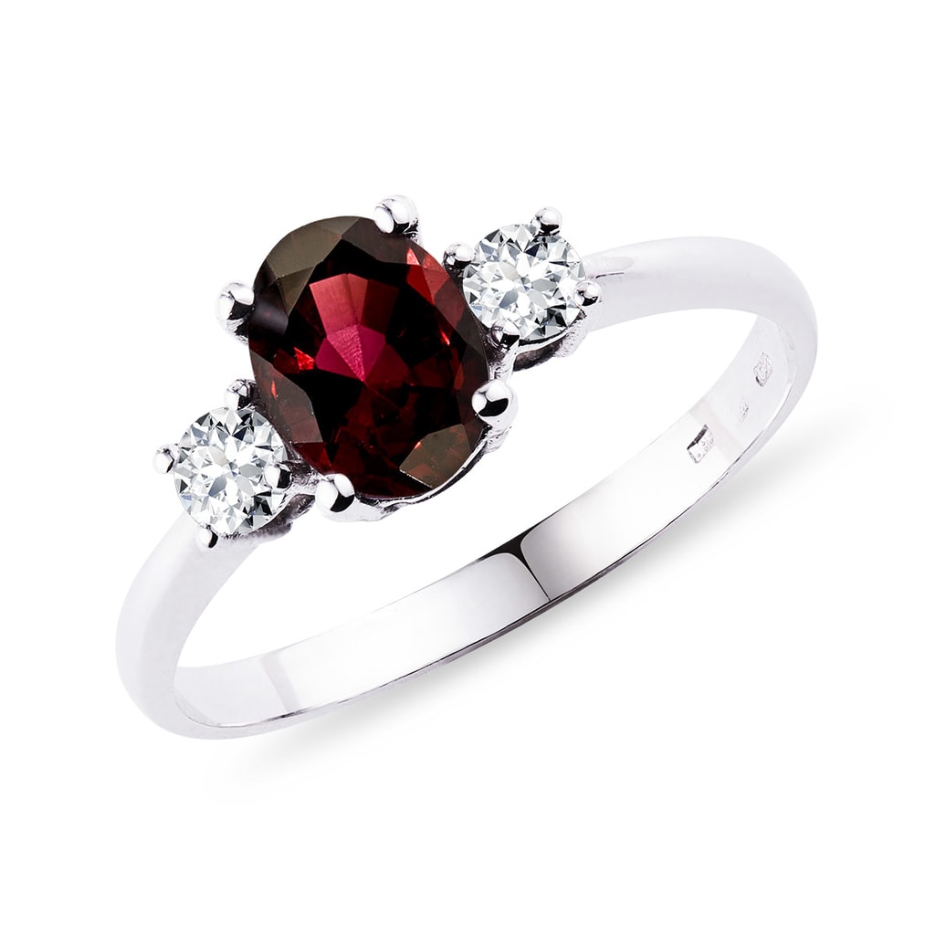 Garnet ring with diamonds in white gold | KLENOTA